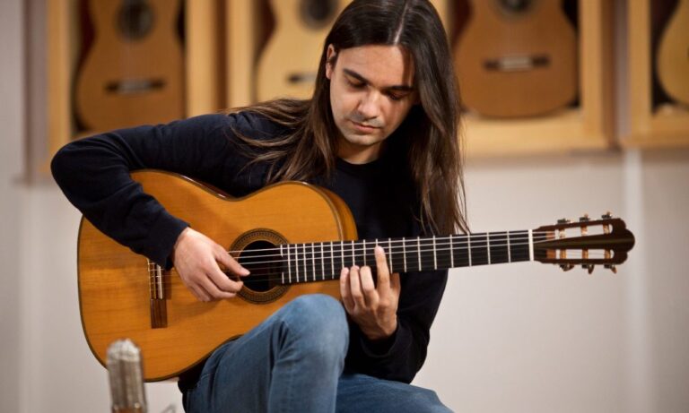 Fingerstyle Finesse: Mastering Advanced Guitar Techniques Offline in India